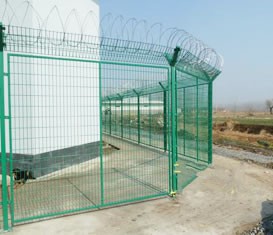 刺絲網(wǎng)圍欄 刺絲網(wǎng)圍欄